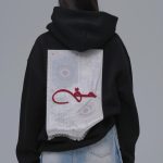 Мъжки суитшърт с бродерия “HAK”  и артистичен дизайн  - черно