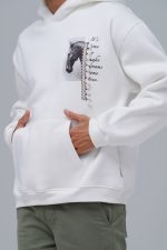 Мъжки суитшърт с бродерия “HORSE”  и артистичен дизайн  - бяло - Image 2