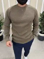 Мъжки тъмно бежов пуловер с обло деколте-Елегантен и удобен избор - Image 3